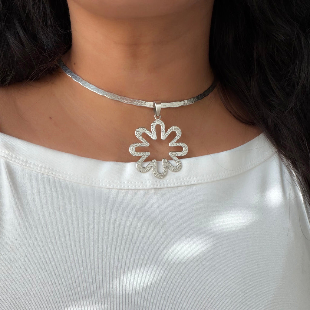 Hammered Flower Collar Necklace